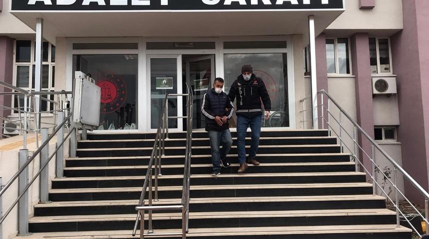 Sokağa &ccedil;ıkma yasağını fırsat bilen uyuşturucu satıcısı polisten ka&ccedil;amadı