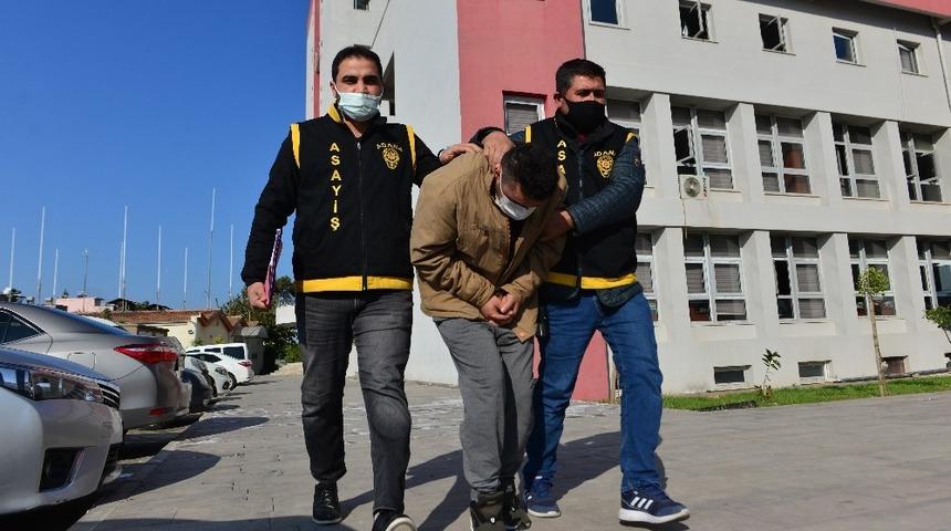 Kadının &ccedil;antasından cep telefonu &ccedil;alan zanlı tutuklandı