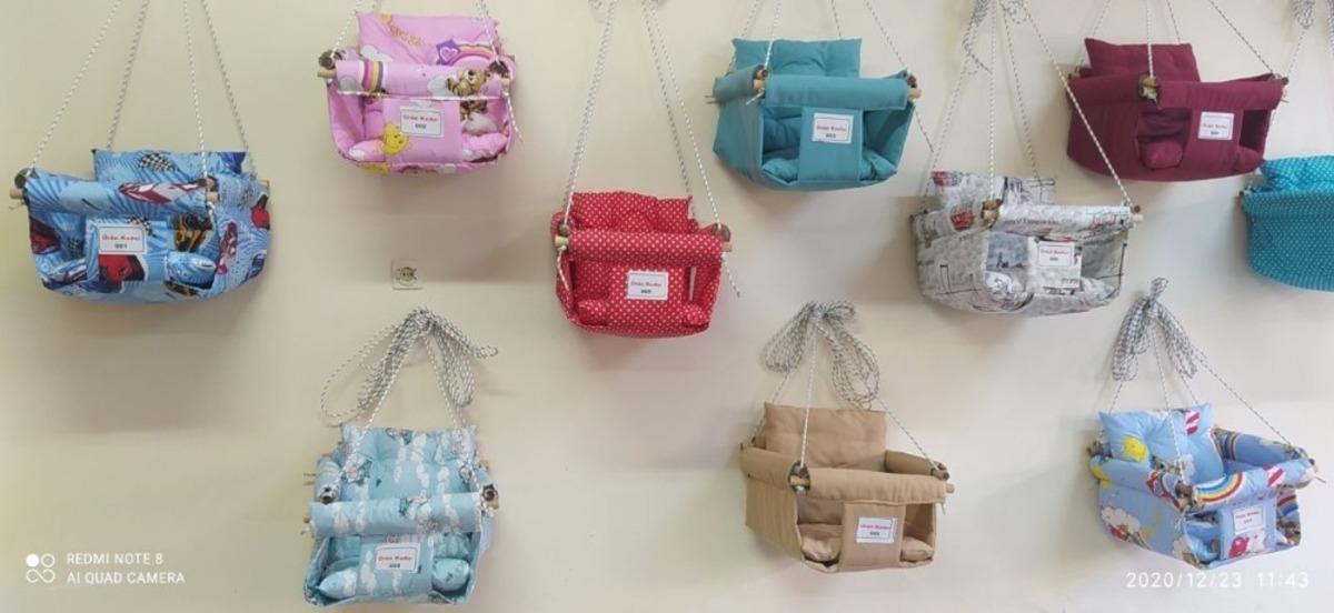 Oyun parkına gidemeyen &ccedil;ocuklar i&ccedil;in salıncağı eve taşıdılar