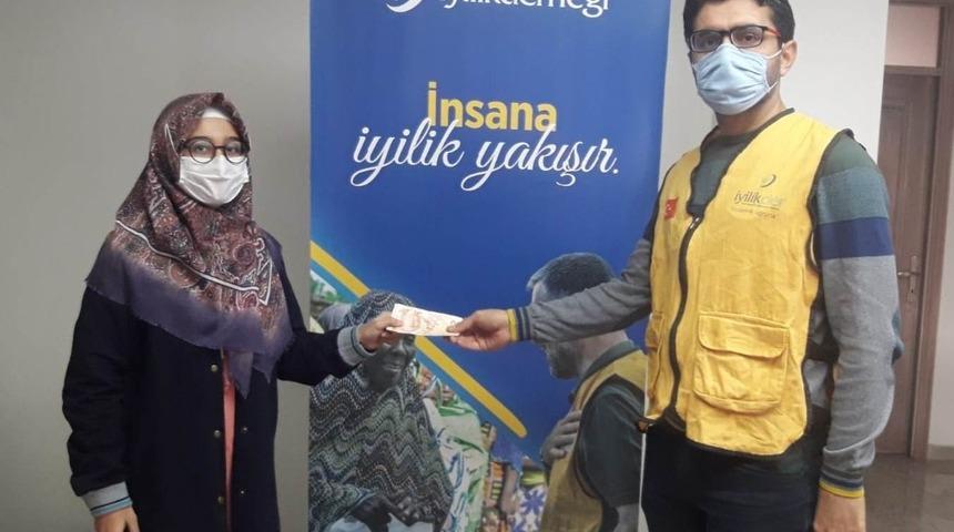 Aldığı ilk bursu bağışladı