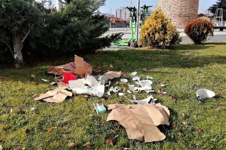 Çöp kovası varken yere atmayı seçtiler G1