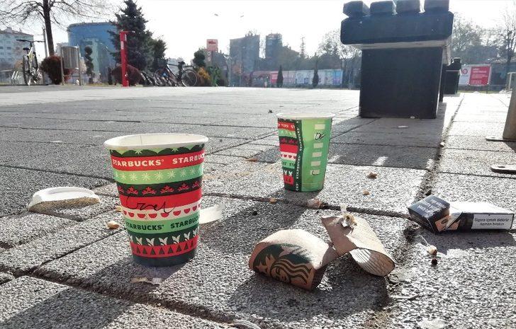 Çöp kovası varken yere atmayı seçtiler G3