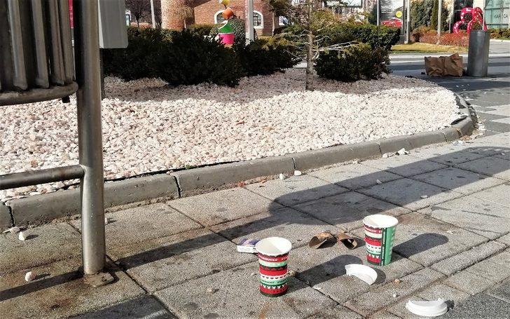 Çöp kovası varken yere atmayı seçtiler G5