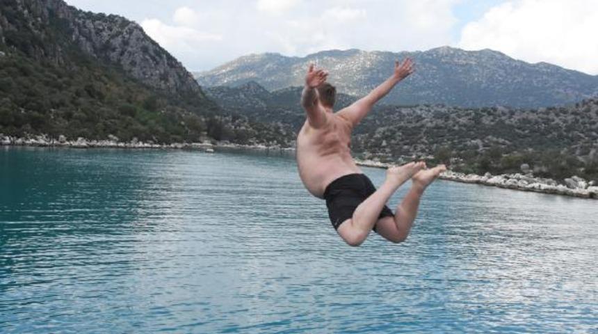 Yer: Antalya! Aralık ayında denizin keyfini böyle çıkardılar