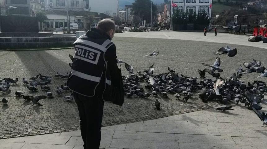Ala&ccedil;am&rsquo;da a&ccedil; kalan kuşlara polisler yem verdi