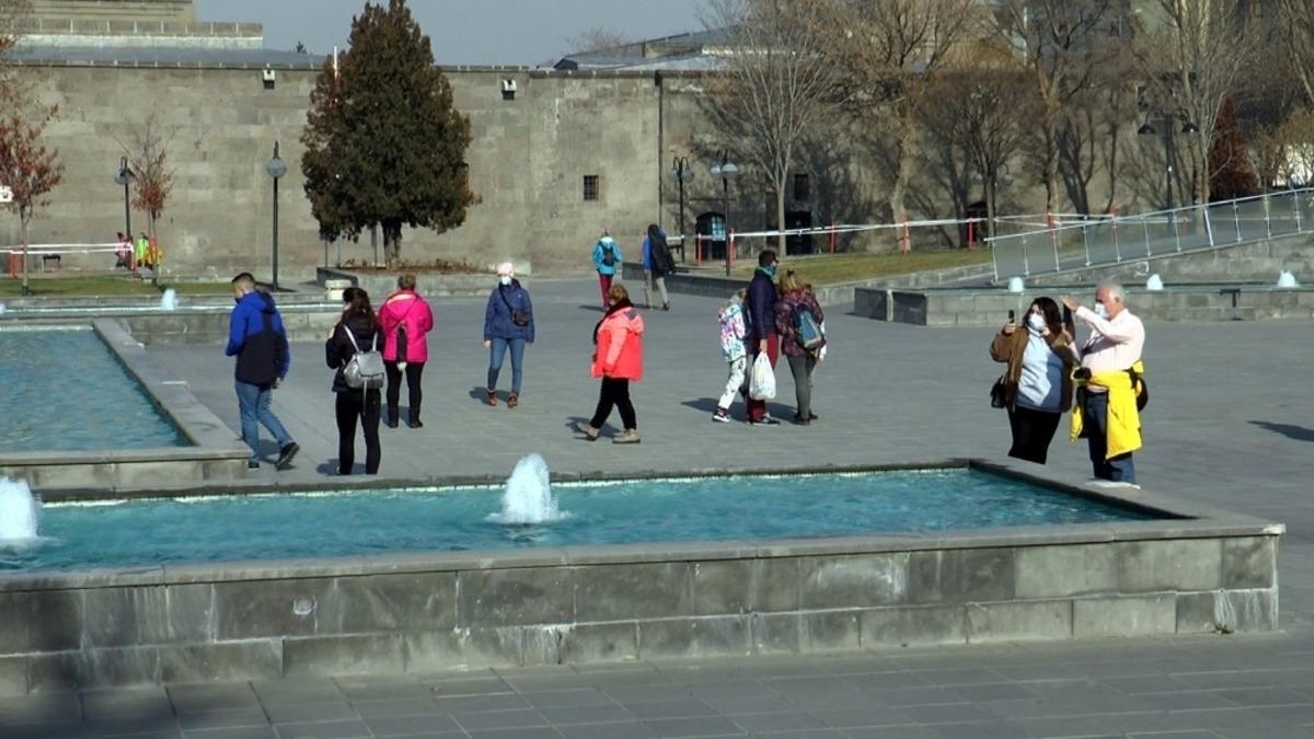 Kayseri&rsquo;de sokağa &ccedil;ıkma kısıtlamasında meydan turistlere kaldı