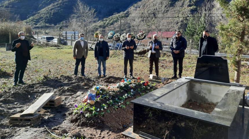 Ahmet Ağaoğlu'ndan Özkan Sümer'in mezarına ziyaret  