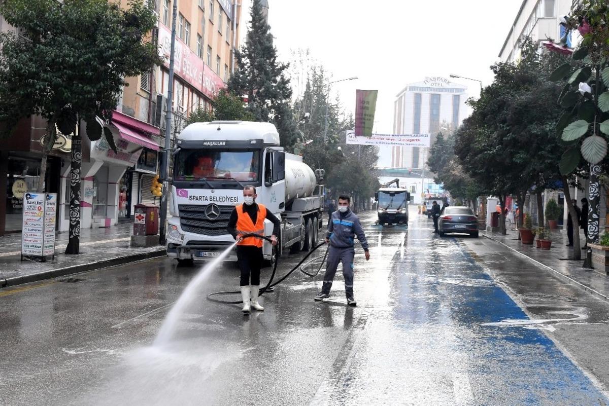 Isparta&rsquo;da caddeler dezenfektanlı su ile yıkandı
