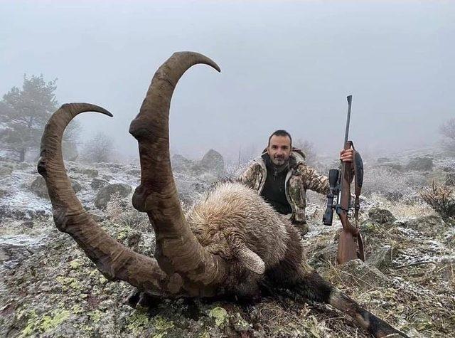 Dağ keçisi avlayan avcılar sosyal medyanın gündeminde