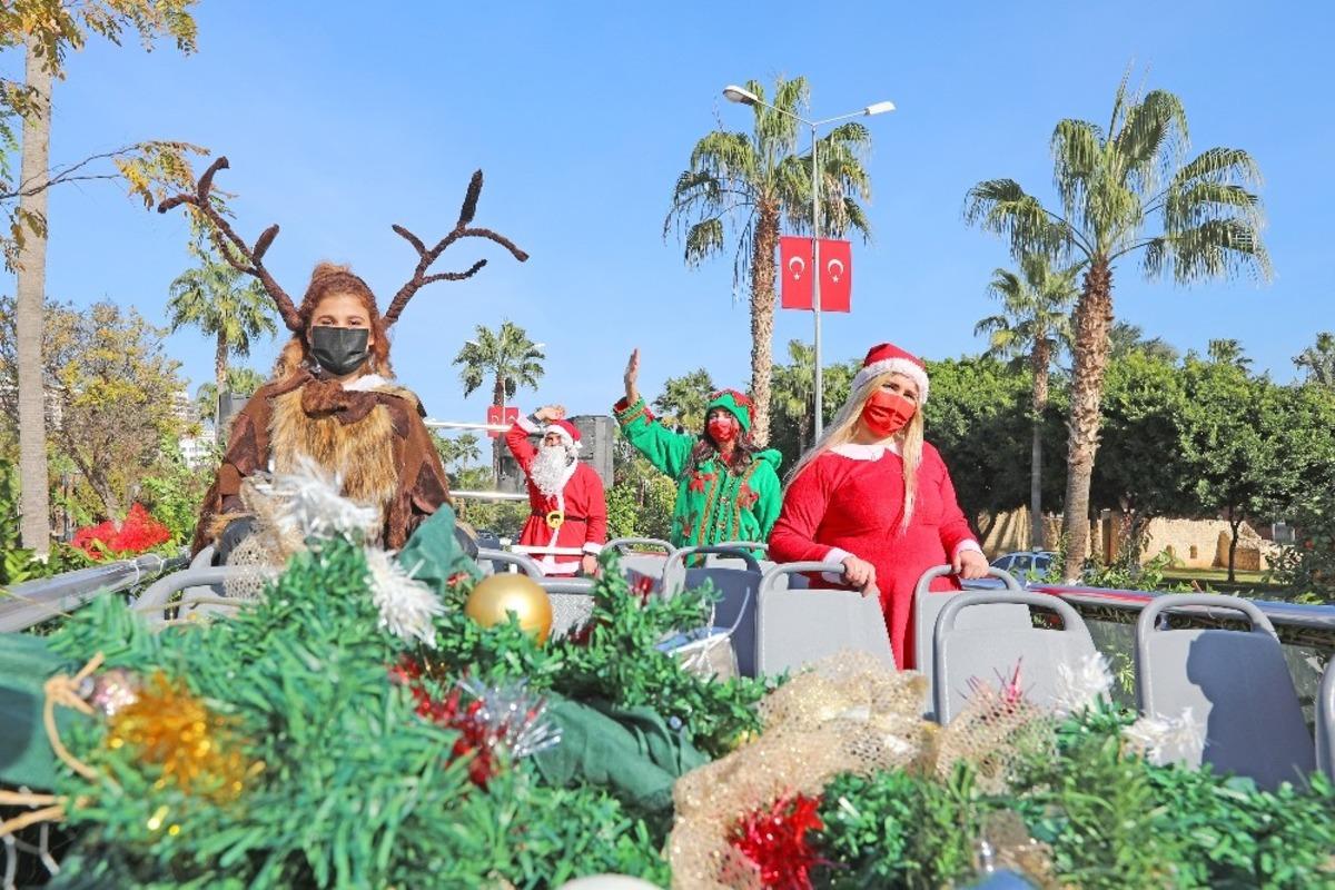 Mezitli Belediyesi, sokağa &ccedil;ıkma yasağında vatandaşlara yeni yıl coşkusu yaşattı