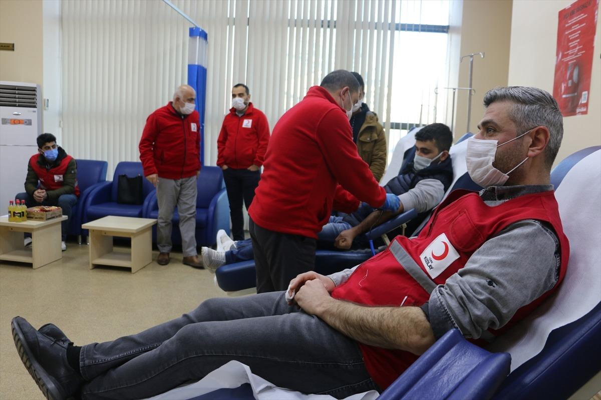 Siirt Kızılay g&ouml;n&uuml;ll&uuml;leri kan bağışında bulundu