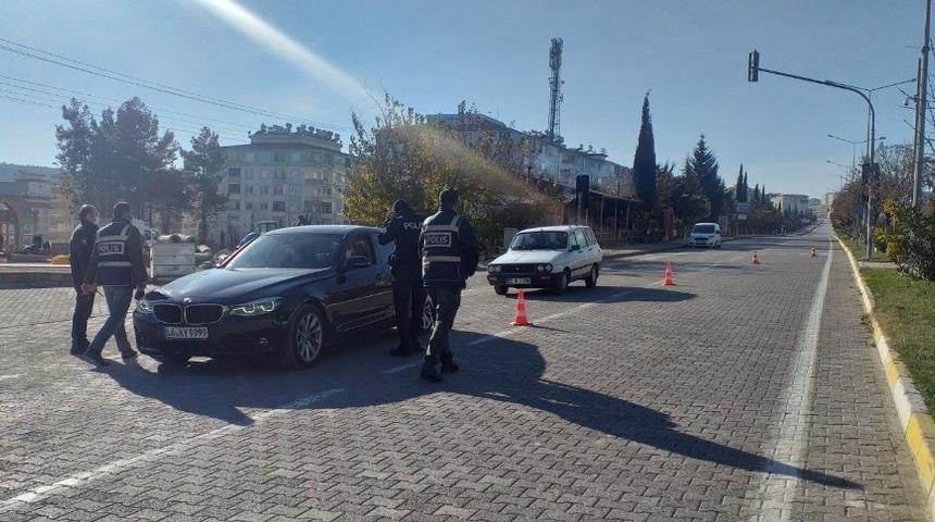 Besni&rsquo;de sokağa &ccedil;ıkma kısıtlaması uygulaması