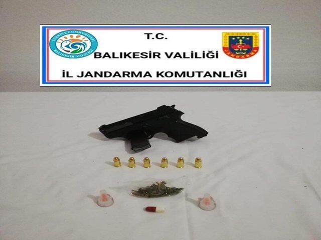 Balıkesir’de jandarma 16 aranan şahsı yakaladı