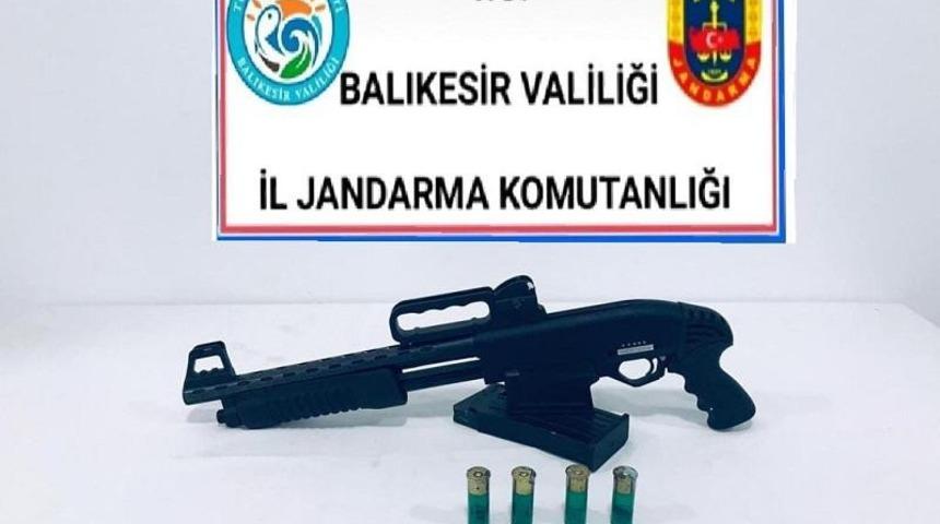 Balıkesir&rsquo;de jandarma 16 aranan şahsı yakaladı