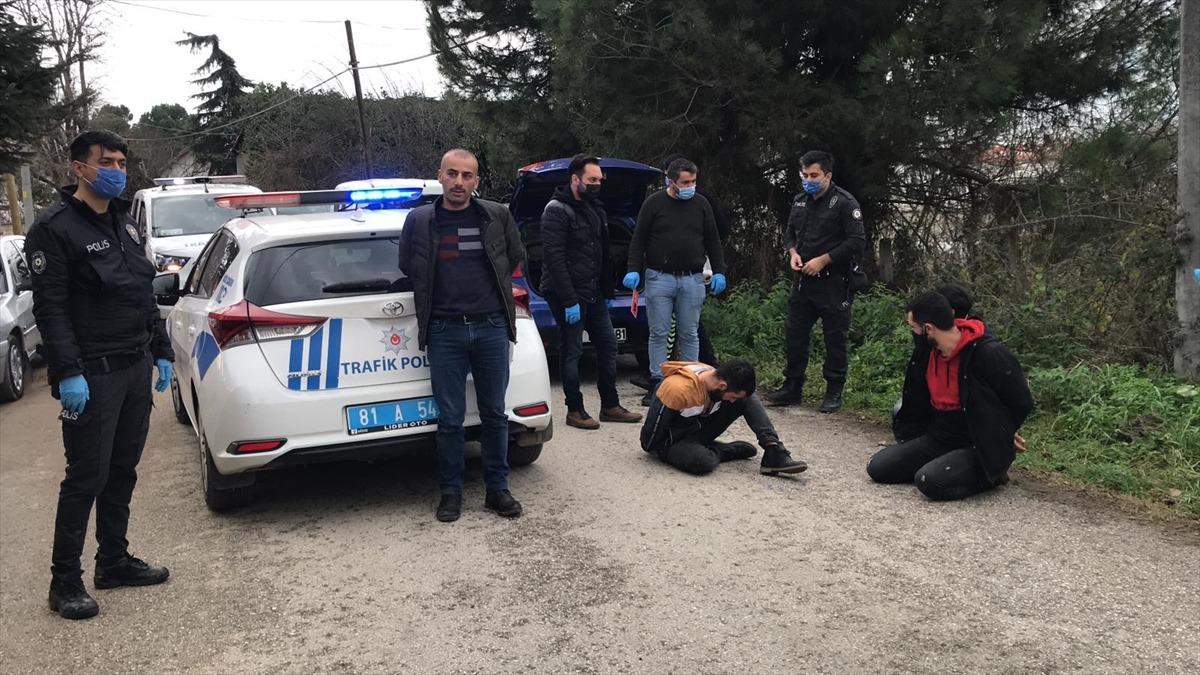 D&uuml;zce'de polisin "dur" ihtarına uymayan 4 ş&uuml;pheli kovalamaca sonucu yakalandı