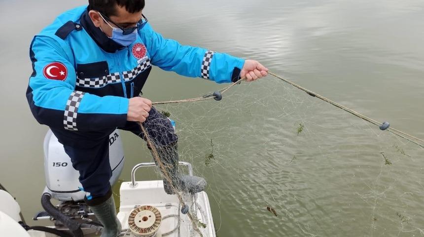 Avcılığın yasak olduğu göldeki 2 bin 600 metre uzatma ağına el konuldu