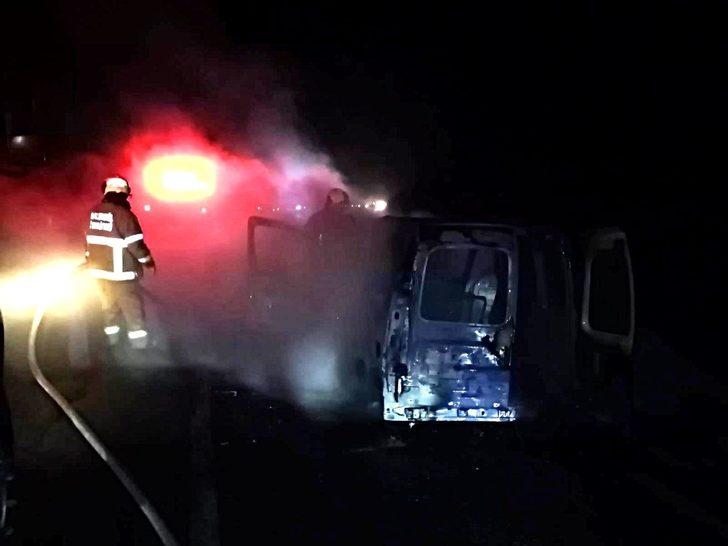 Edremit’te seyir halindeki ticari araç alev alev yandı G1