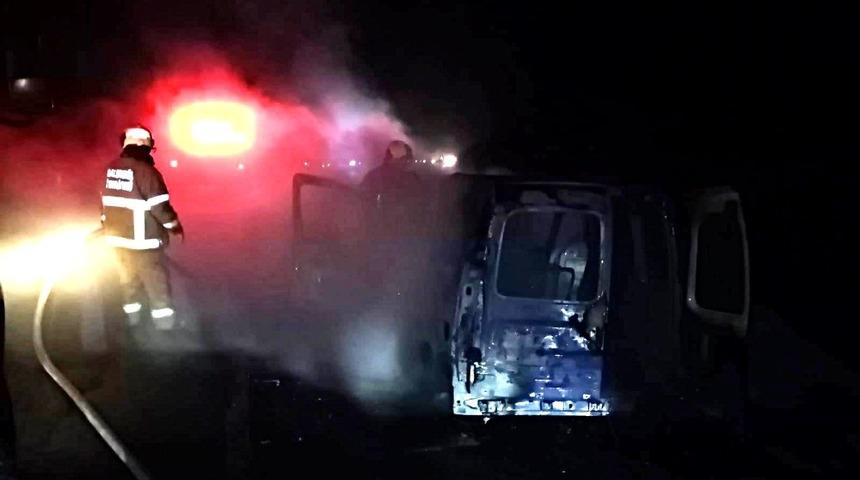 Balıkesir'de seyir halindeki araç alev topuna döndü