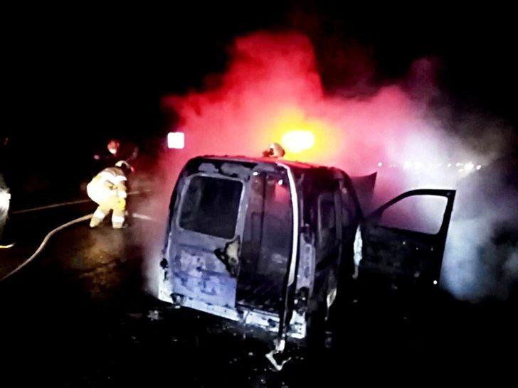 Edremit’te seyir halindeki ticari araç alev alev yandı G2