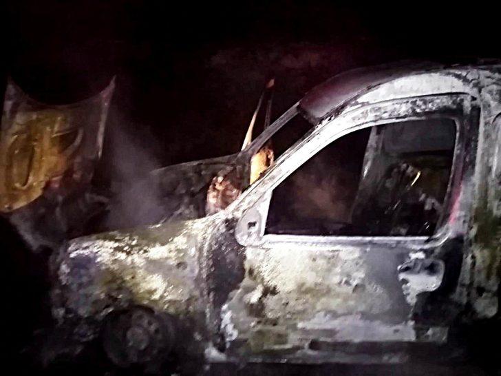 Edremit’te seyir halindeki ticari araç alev alev yandı G4