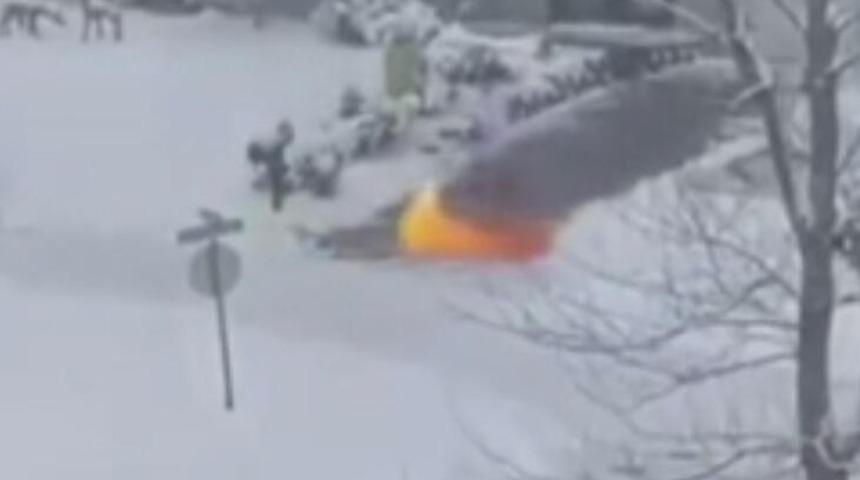 Sosyal medyada g&uuml;ndem oldu! Kar temizlemek i&ccedil;in lav silahı kullandı