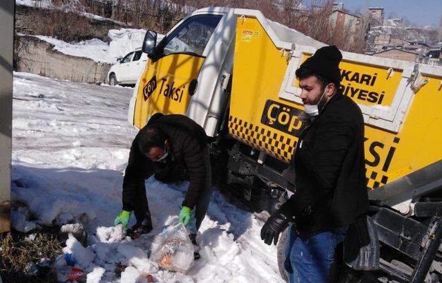 Temizlik işçilerinin soğukla mücadelesi