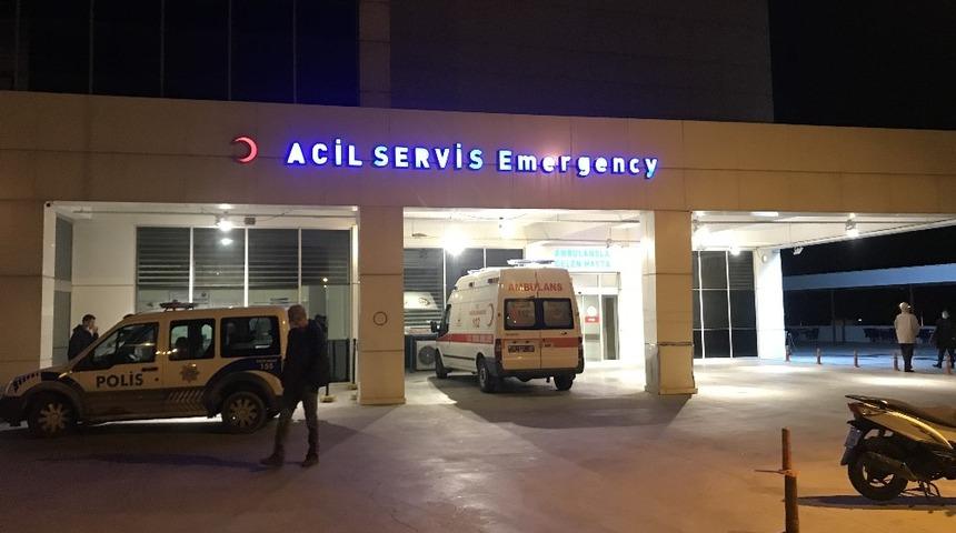 Huzurevinin &ouml;n&uuml;nde bı&ccedil;aklı kavga: 1 yaralı