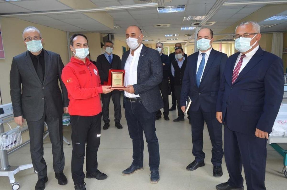 Sağlık M&uuml;d&uuml;r&uuml; A&ccedil;ıkg&ouml;z &Ccedil;ine&rsquo;deki hastanede incelemede bulundu