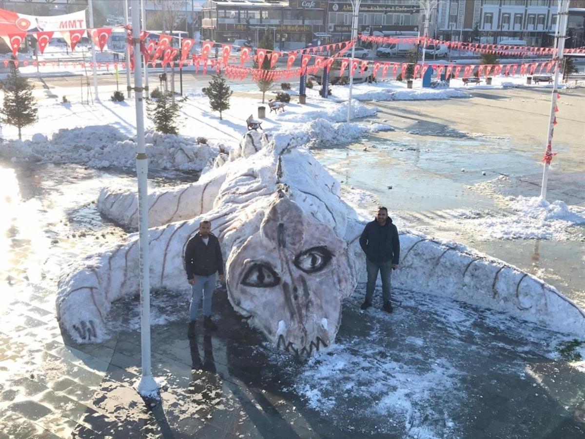 Temizlik iş&ccedil;ileri bu kez kardan canavar yaptılar