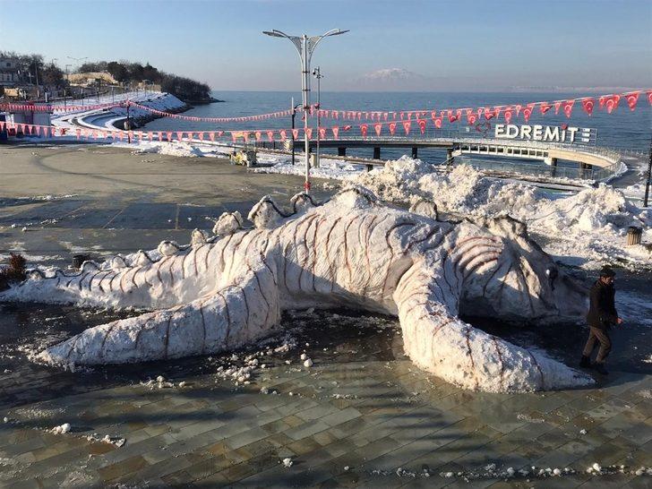 Temizlik işçileri bu kez kardan canavar yaptılar G5