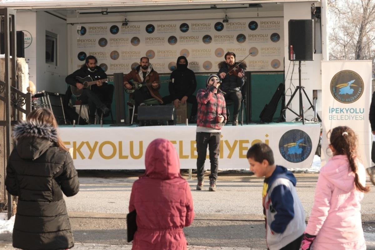 İpekyolu Belediyesi soğuk havayı mini konserle ısıtıyor