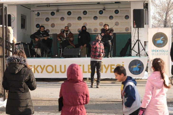 İpekyolu Belediyesi soğuk havayı mini konserle ısıtıyor G1