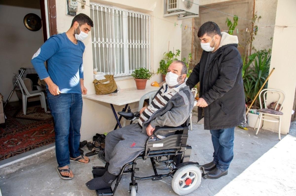 Engellilere manuel ve ak&uuml;l&uuml; tekerlekli sandalye dağıtıldı