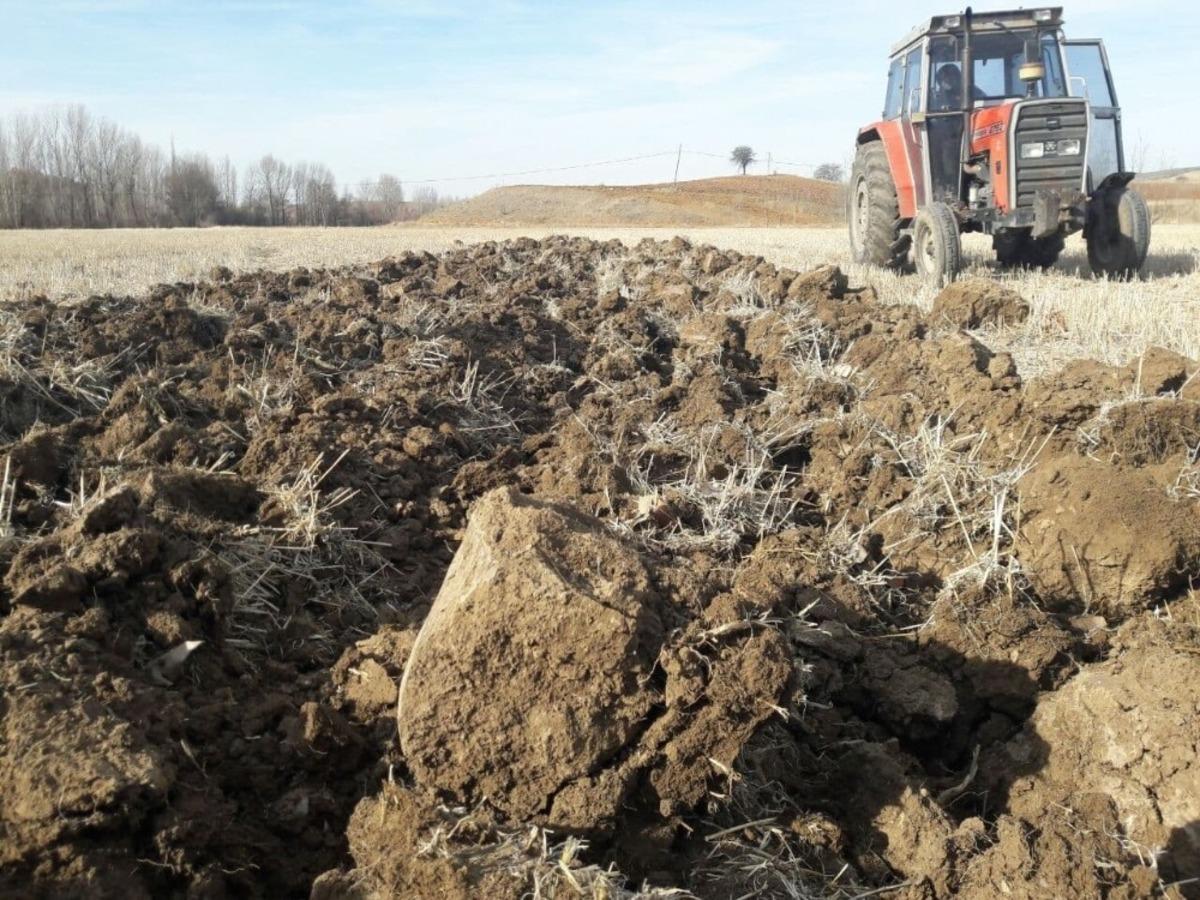 Kuraklık yaşayan &ccedil;ift&ccedil;iler tarlalarını s&uuml;remiyor
