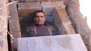 Koronavirüse dikkat çekmek için kendi kazdığı mezara girdi