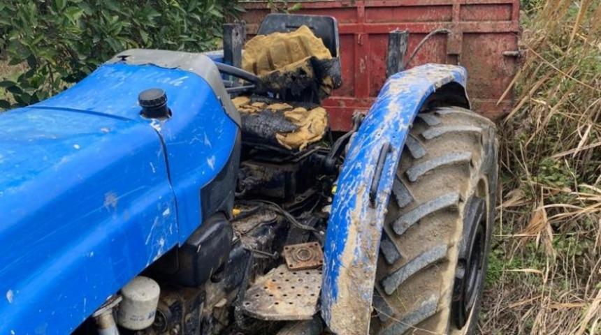 Trakt&ouml;r&uuml; &ccedil;aldı, tarlada yakalandı