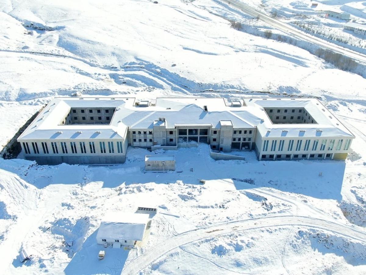 Bayburt&rsquo;ta yapımı devam eden G&ouml;&ccedil;men Geri G&ouml;nderme Merkezi y&uuml;zde 75 seviyeye ulaştı