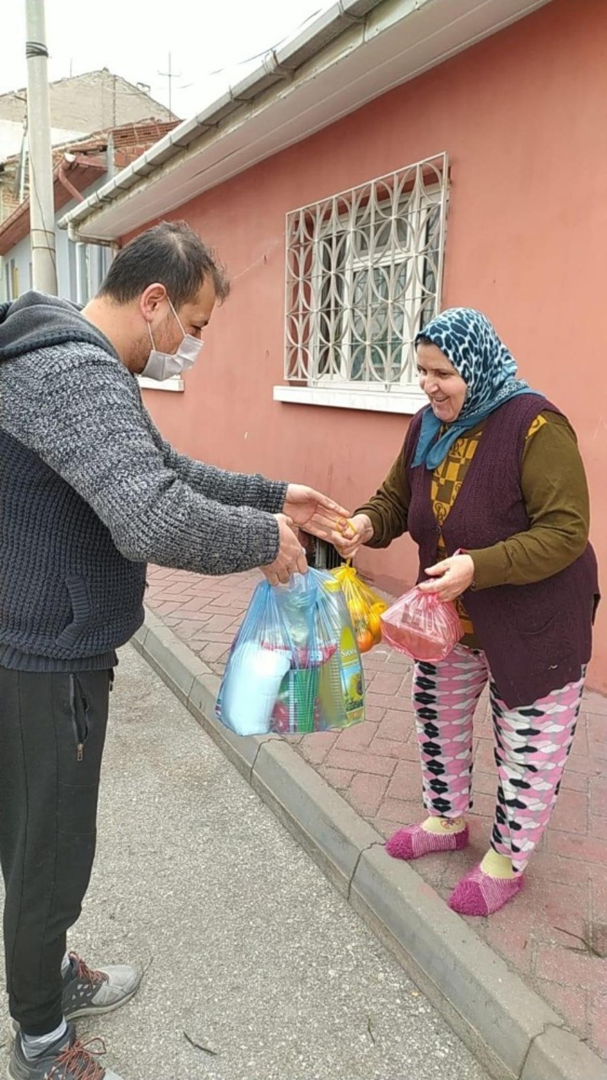Gen&ccedil; muhtar mahallelisini yalnız bırakmıyor
