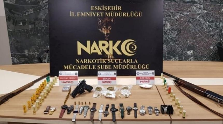 Eskişehir&rsquo;de sokak satıcılarına baskın: 5 g&ouml;zaltı