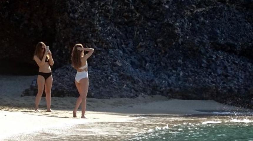 Kısıtlamada turistlerin deniz keyfi