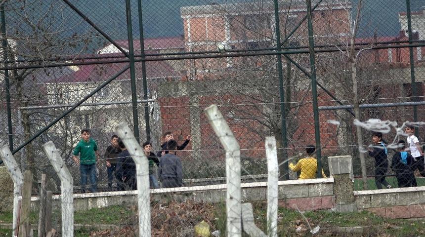 Kısıtlamaya rağmen çocuklar halı sahada maç yaptı