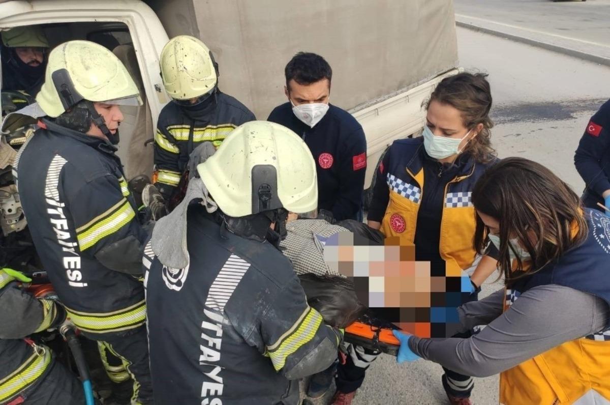 Ref&uuml;je &ccedil;arpan kamyonetteki 2 kişi sıkıştı