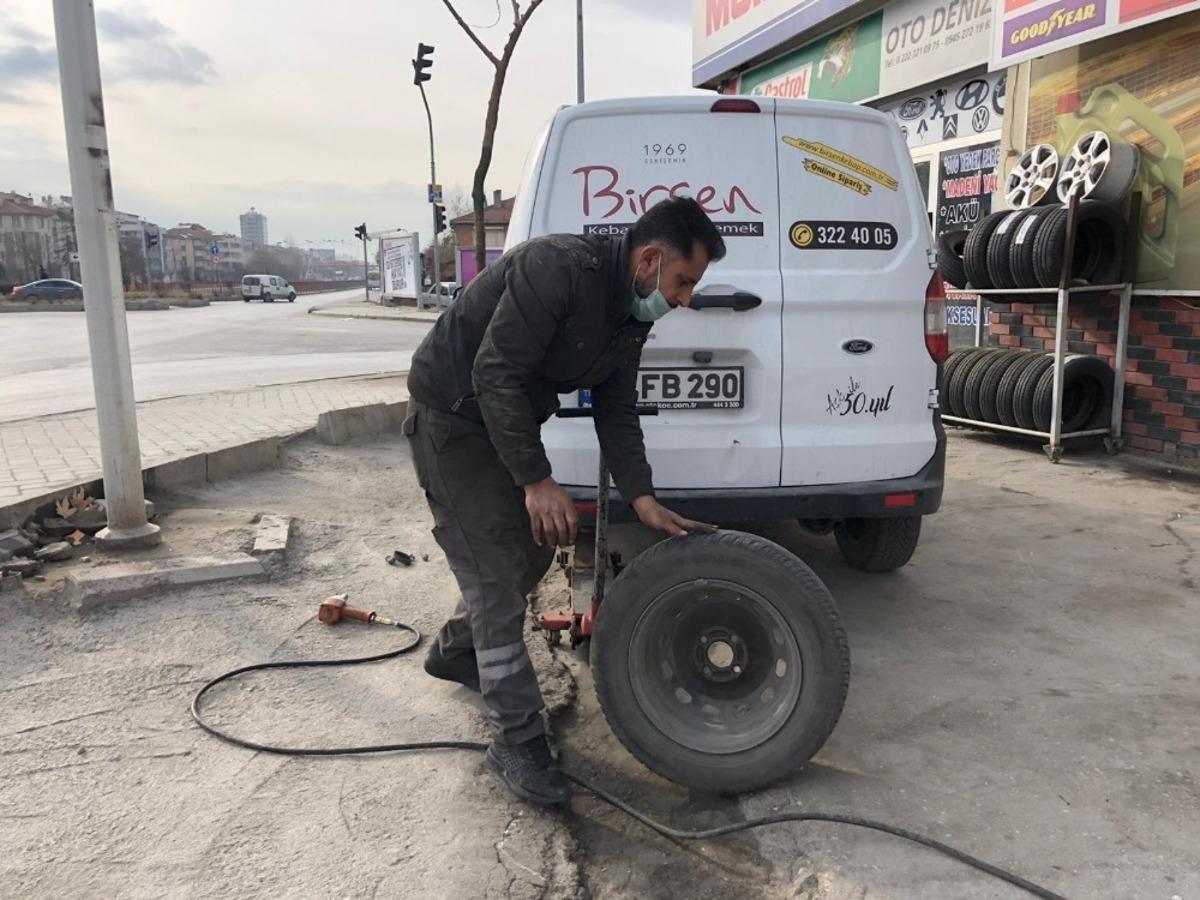 Kısıtlamada yolda kalanların yanlarında oluyorlar