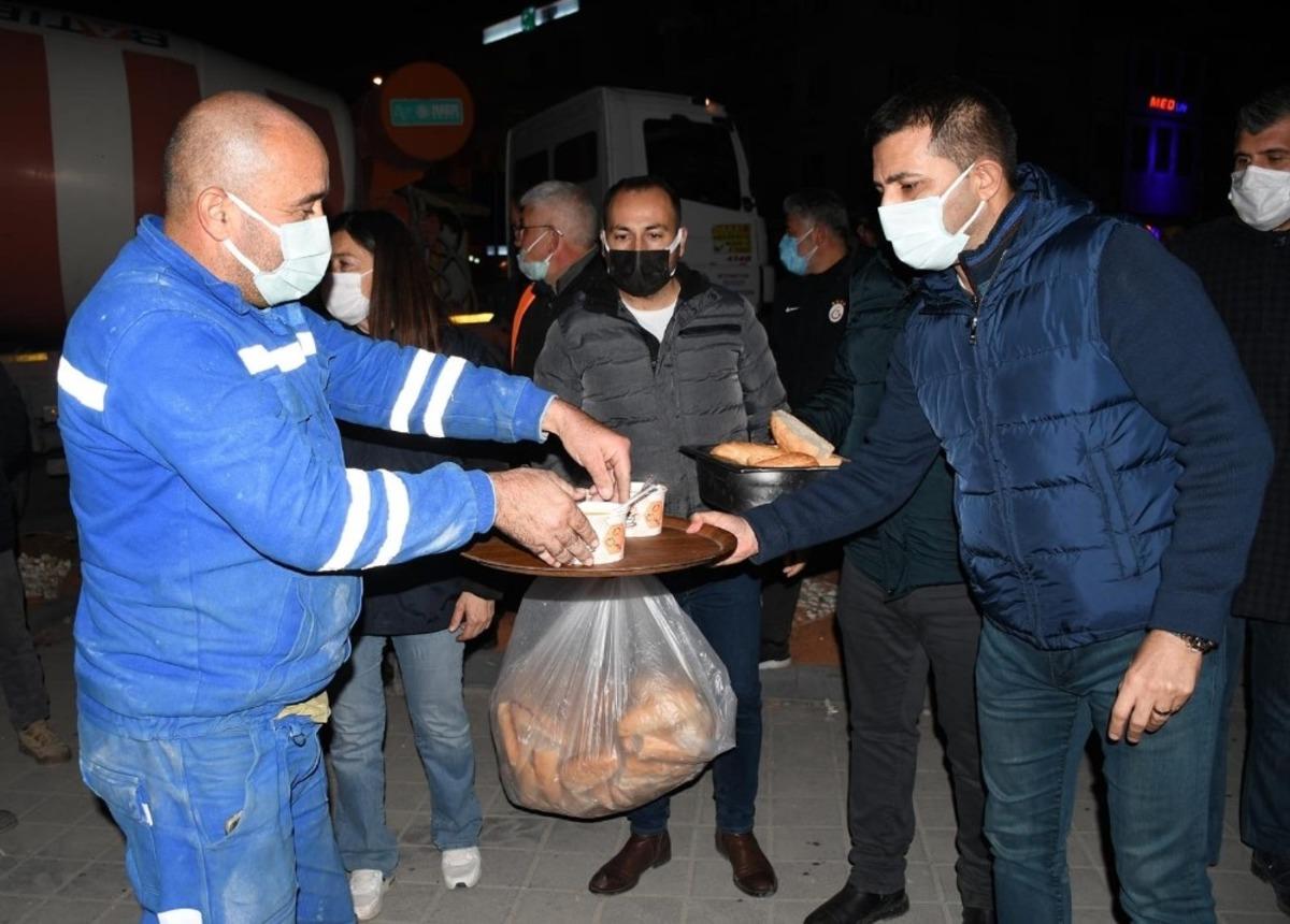 Başkan G&uuml;nel, gece mesaisi yapan personele sıcak &ccedil;orba ikram etti