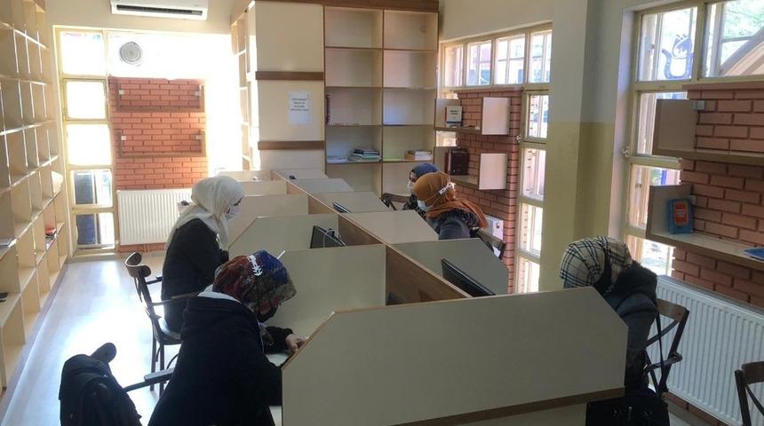 Yunusemre Belediyesi mültecilerin sıkıntılarını aşmasına yardımcı oluyor