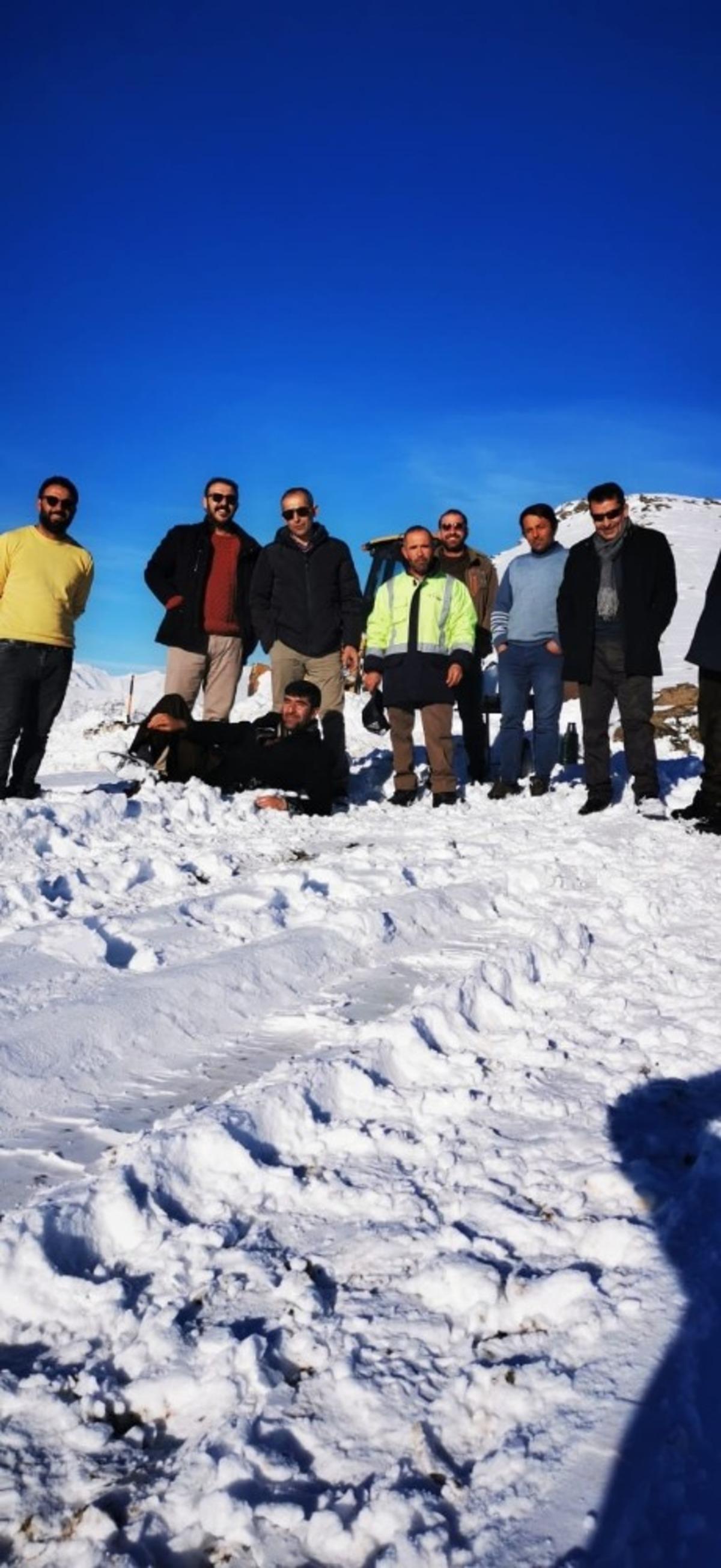 Bah&ccedil;esaray k&ouml;y ve mahalle yolarında kar &ccedil;alışması