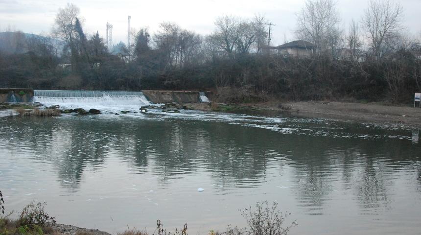 Nehir köpürdü, vatandaşlar tepki gösterdi