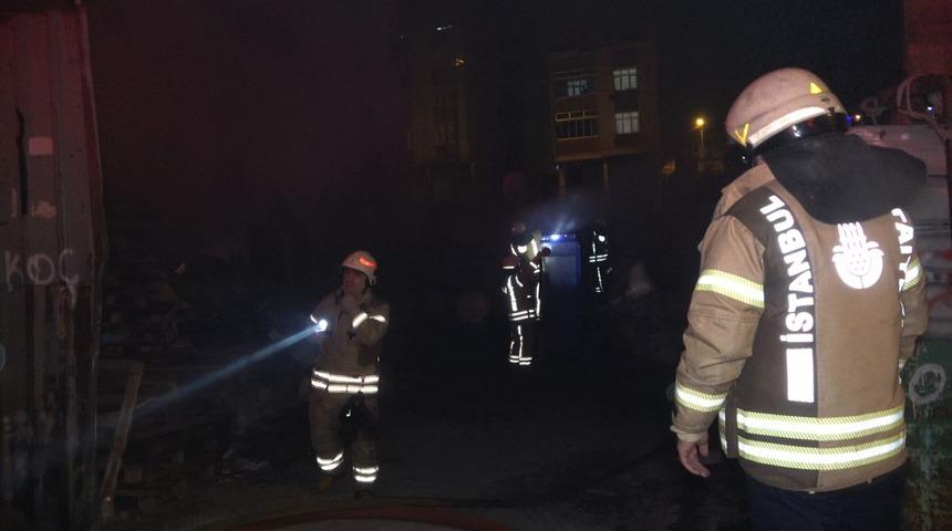 İstanbul'da hurdalıkta ekipleri alarma ge&ccedil;iren yangın