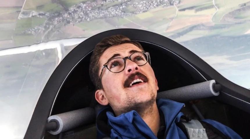 Almanya’da genç pilot gökyüzüne dev şırınga resmi çizdi