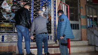 Duvarı delerek internet kafeye giren gençlere ceza yazıldı